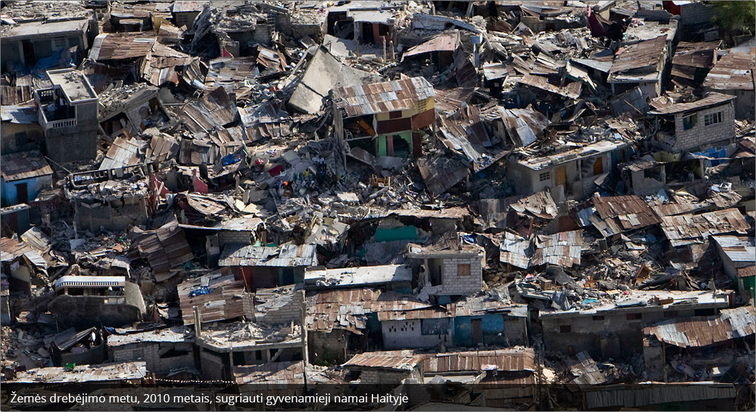 Žemės drebėjimo metu, 2010 metais, sugriauti gyvenamieji namai Haityje.